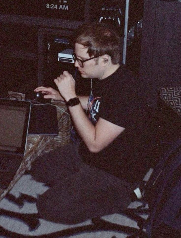 Evastator7's tweet photo. starting a collection of photos of patrick kneeling for... research purposes 👀 https://t.co/qQTmJYYQRT