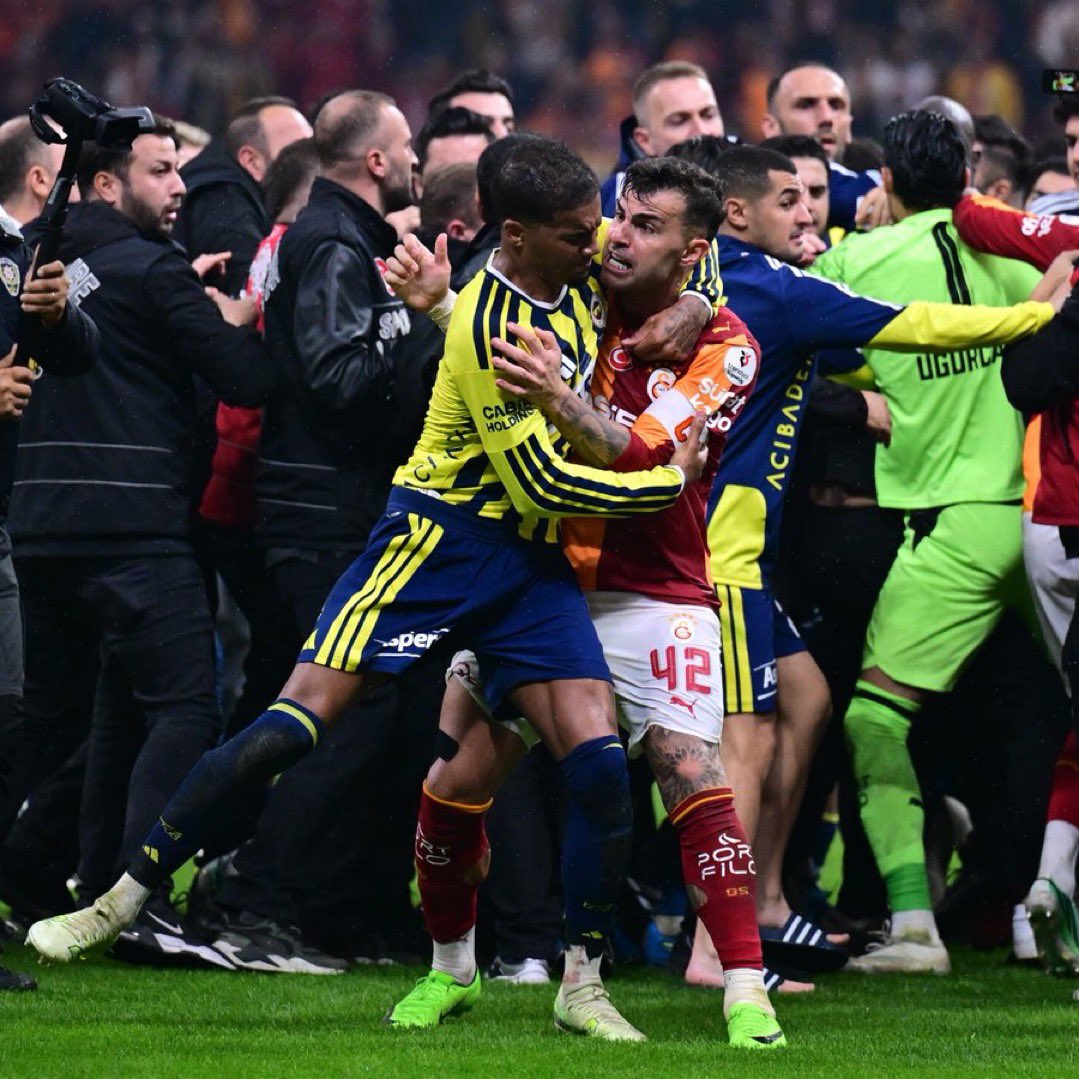 KitAjans's tweet photo. Galatasaray - Fenerbahçe derbisinin PFDK sevkleri açıklandı.

Galatasaray:
▬ Abdülkerim Bardakcı (saldırı)
▬ Serhat Doğan (saldırı - talimatlara aykırı hareket)

Fenerbahçe:
▬ Archie Brown (saldırı)
▬ Ahmet Aytar (talimatlara aykırı hareket) https://t.co/s63GeID7bp