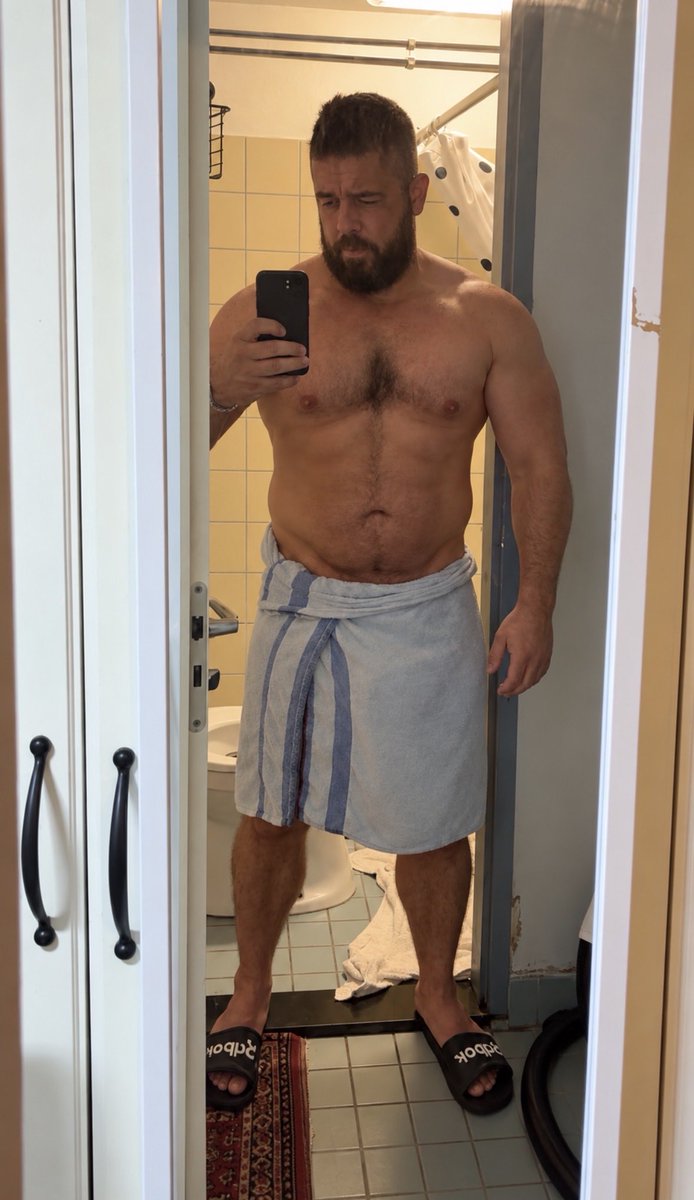 BearDadd1's tweet photo. Morning, peeps 😈 This towel’s the only thing keeping me decent. Who’s brave enough to make me drop it? 🐻🔥 #beefymen #MuscleDaddy https://t.co/cCcbVgluug