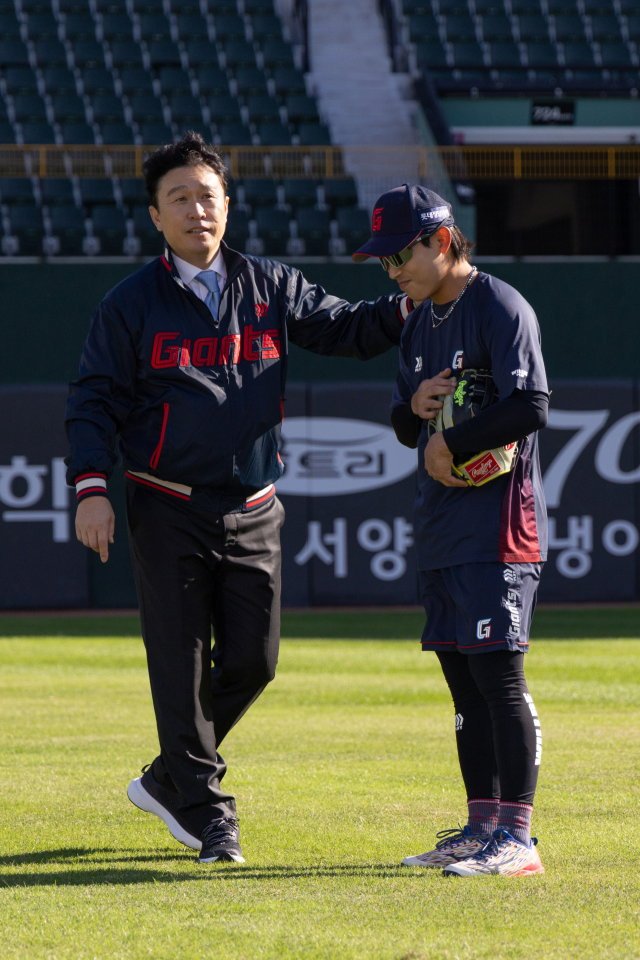 HMX_4697's tweet photo. 이 감독은 “롯데의 고질병이 수비라고 하는데 고질병이 발병하지 않게 만들어야 한다. 그러려면 병이 생기기 전에 먼저 준비해야 한다”고 말했다. 이어 그는 “연습을 하기 전에 무슨 연습을 하는지 선수가 정확하게 인지해야 하고 기본기를 바탕으로 경기 중에 어떻게 판단해야 하는지 반복적으로 교육해야 한다. 그런 과정이 쌓이면 팀은 강해질 것”이라고 설명했다.

ㅋㅋㅋㅋㅋㅋㅋㅋㅋㅋㅋㅋㅋㅋㅋㅋㅋㅋㅋㅋㅋㅋㅋㅋ
