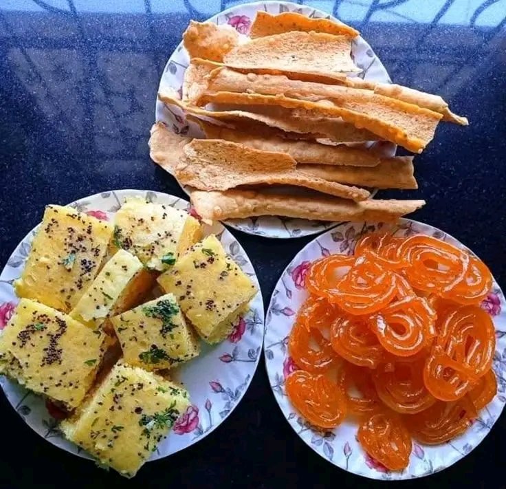 _NikiVibes's tweet photo. A classic Indian breakfast spread featuring soft and spongy Dhokla, crispy Fafda, and sweet, juicy Jalebi for you friends 🤤😋 https://t.co/AZp2aYfHR9