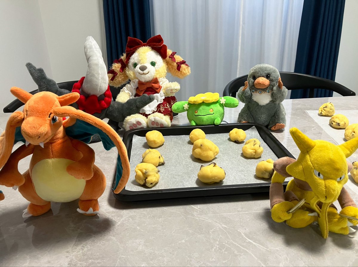 rin_stk27's tweet photo. 子供が学校から帰宅後、朝から約束してたクッキー作りしたよ🍪
写真撮ろうと準備してたら👦のポケモンも一緒に！って入ってきてくれた🤭

#ポケぬい
#ポケモンfit https://t.co/yXqfZCuOnU
