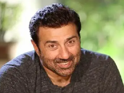 SunnyDeolFanHu's tweet photo. DIWALI DHAMAKA for DEOL FANS 😄😁😍😍Yes Guys !!!! 

#Hanumanji Entry in the end credits of #Ramayan 🔥🔥🔥🔥🔥🔥🔥🔥

#SunnyDeol appears in the end credits and the audiences have gone crazy on his entry.

Jiska sabko tha INTAZAR, wo pal 5th Nov ko dekhne milega!! @iamsunnydeol https://t.co/UeqHhNbKW2