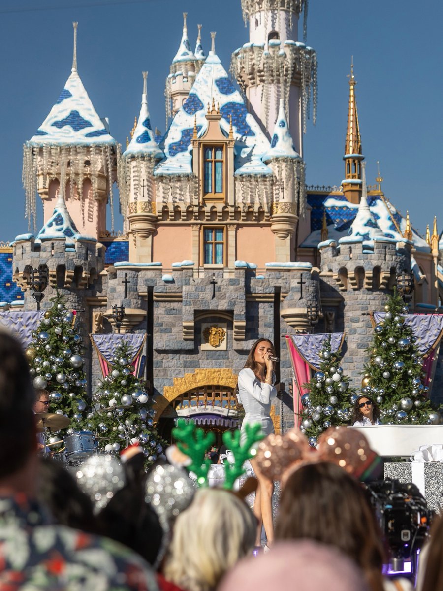 MadsBeerFiles's tweet photo. New photo of Madison Beer at Disneyland for Disney’s Holiday Special ❄️🤍 https://t.co/5SX1BOLJW2