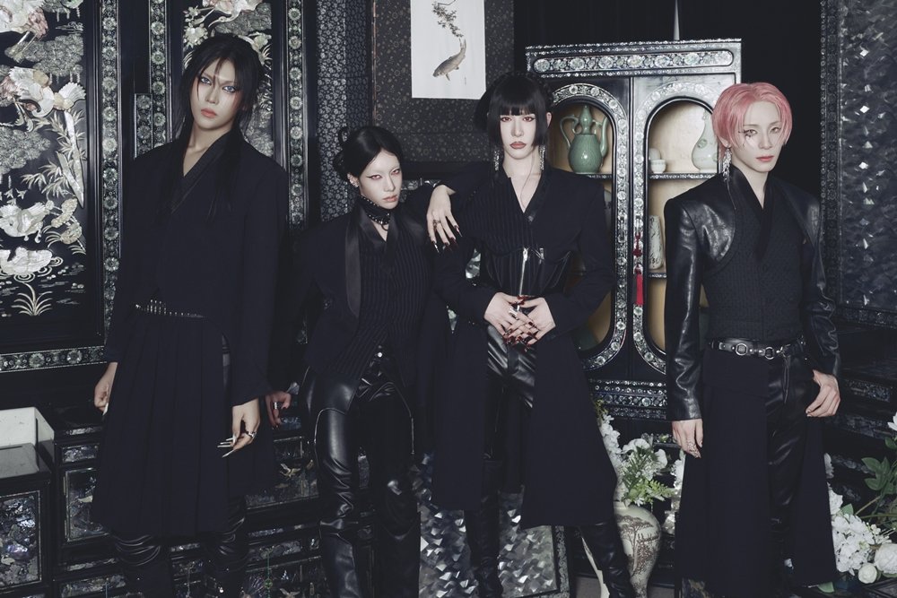 imbcenews's tweet photo. 엑스러브(XLOV), 'Hush'로 한계 또 뛰어넘는다 [종합]
#엑스러브 #XLOV #hush #우무티 #루이 #하루 #현 #iMBC연예

엑스러브(우무티, 루이, 하루) 미니 3집 'i=!(아이 이퀄스 아이)' 발매 기념 미디어 쇼케이스가 28일 오후 서울 마포구 큐브컨벤션센터에서 진행됐다. 현은 다리 부상으로 인해 불참했다.

'i=!'는 엑스러브가 지난 5월 발매한 '아이, 갓(I, God)' 이후 5개월 만에 선보이는 신보로, 전작에서 가장 하찮고 나약한 존재일지라도 끝점에 도달한다면 자신이 원하는 모습으로 다시 태어날 수 있다는 이야기를 전했다면 이번엔 불가항력적인 힘에 의해 매 순간 마주하게 되는 '선택'의 순간에 대해 노래한다. 각 선택에 뒤따라오는 두려움과 공포, 그리고 단 한 번의 선택으로 완전히 달라지는 결과 앞에서 느끼는 혼란을 담아냈다.

🔗https://t.co/Q9boezqWnk
