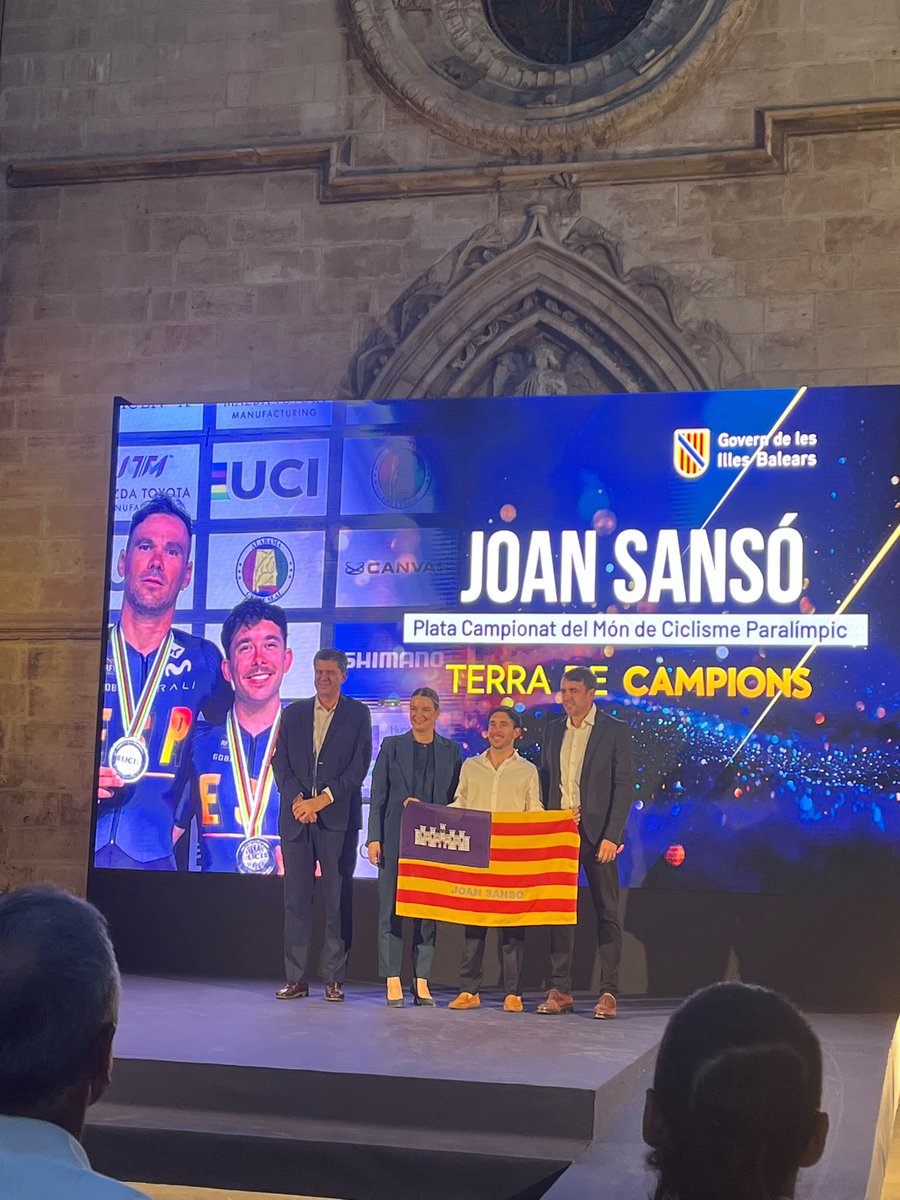 _FCIB's tweet photo. EL GOVERN RECONOCE A JOAN SANSÓ POR SU PLATA EN EL MUNDIAL DE PARACICLISMO

El ciclista balear Joan Sansó ha recibido un merecido reconocimiento por parte del Govern de les Illes Balears tras conquistar la medalla de plata...

Toda la INFO en Instagram y Facebook. https://t.co/Qlm037uiOx