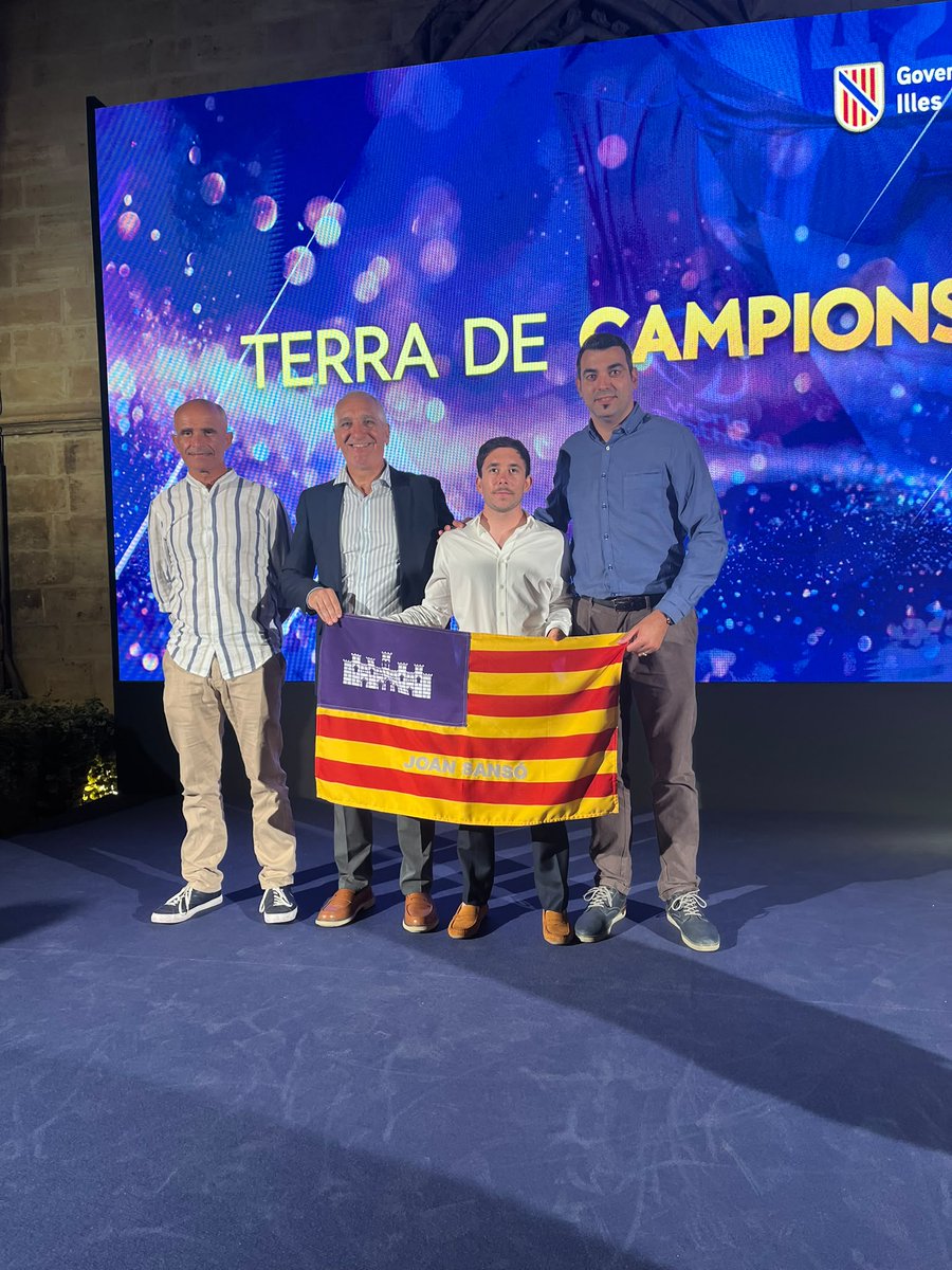 _FCIB's tweet photo. EL GOVERN RECONOCE A JOAN SANSÓ POR SU PLATA EN EL MUNDIAL DE PARACICLISMO

El ciclista balear Joan Sansó ha recibido un merecido reconocimiento por parte del Govern de les Illes Balears tras conquistar la medalla de plata...

Toda la INFO en Instagram y Facebook. https://t.co/Qlm037uiOx