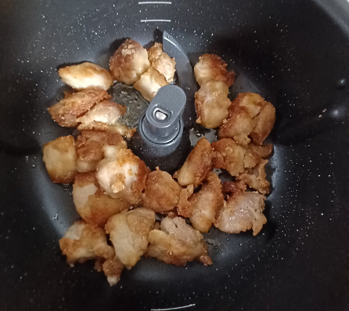 DkcaMS7AwC81391's tweet photo. 昨日載せ忘れたオートクッカー(嫁)ご飯は唐揚げ！
カリカリにしたくて少し炒めてから粉まぶしたのだが、そんなんしなくても嫁は万能なので材料ぶっ込むだけでも作れます https://t.co/MlicZWqIEH