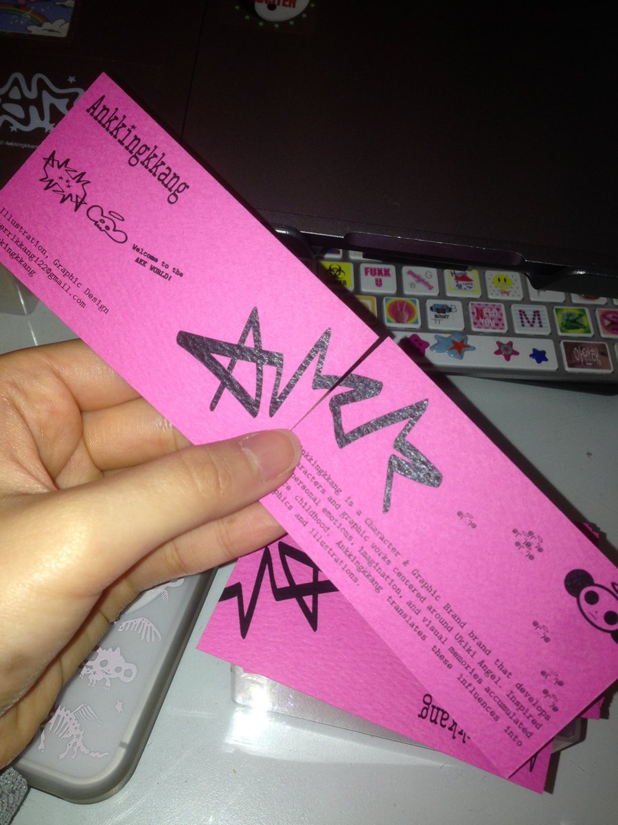 kkingkkang122's tweet photo. 명함을 새롭게 팠습니다! 색지에 인쇄 너무 해보고 싶었는데 이번 기회에 해봤어유^^ 뒷면이랑 안낑깡 로고가 이어지게 만들었답니돠..
명함 추구미 : 심플한데 힙하게.... 엿는데... 음. https://t.co/HvyIWgZCT1