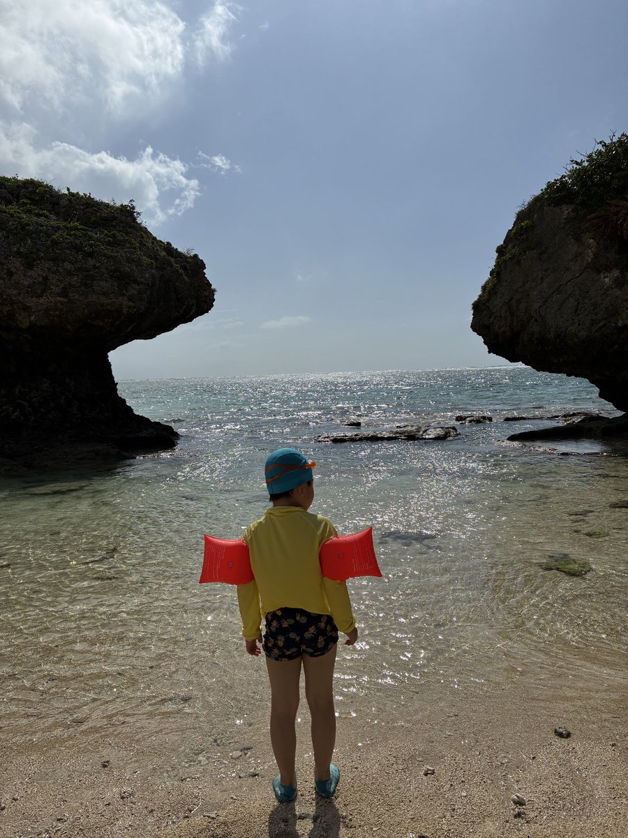 skaperco's tweet photo. そういえば月曜に沖縄から帰っております。
美ら海の大水槽、圧倒的なスケールに感動した🥲
海にも入れて良かった🏖️
最後の朝には虹も見られて、台風で心配が絶えなかったけど本当に楽しかった！ https://t.co/7DlLv1ZU0K