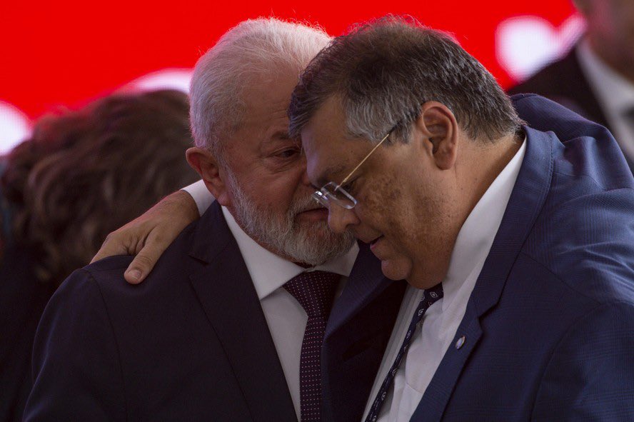 FIGHTZINCLUB's tweet photo. “Flavio, pra quê fugir? Você teria um julgamento justo!”😀 https://t.co/toK1wn8OEI