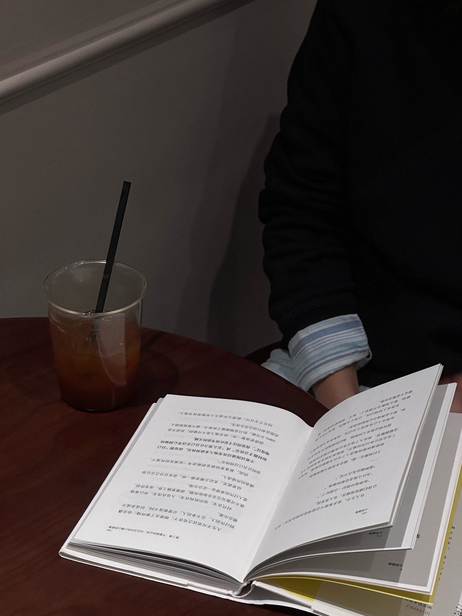 ANr5xe's tweet photo. 今日は図書館で寂しさを感じながら、喉が渇いてコーヒーを買いに行ったら、隣に好きな人がいた。なんだか神秘的な一日だ。 https://t.co/8zbmUeSudY