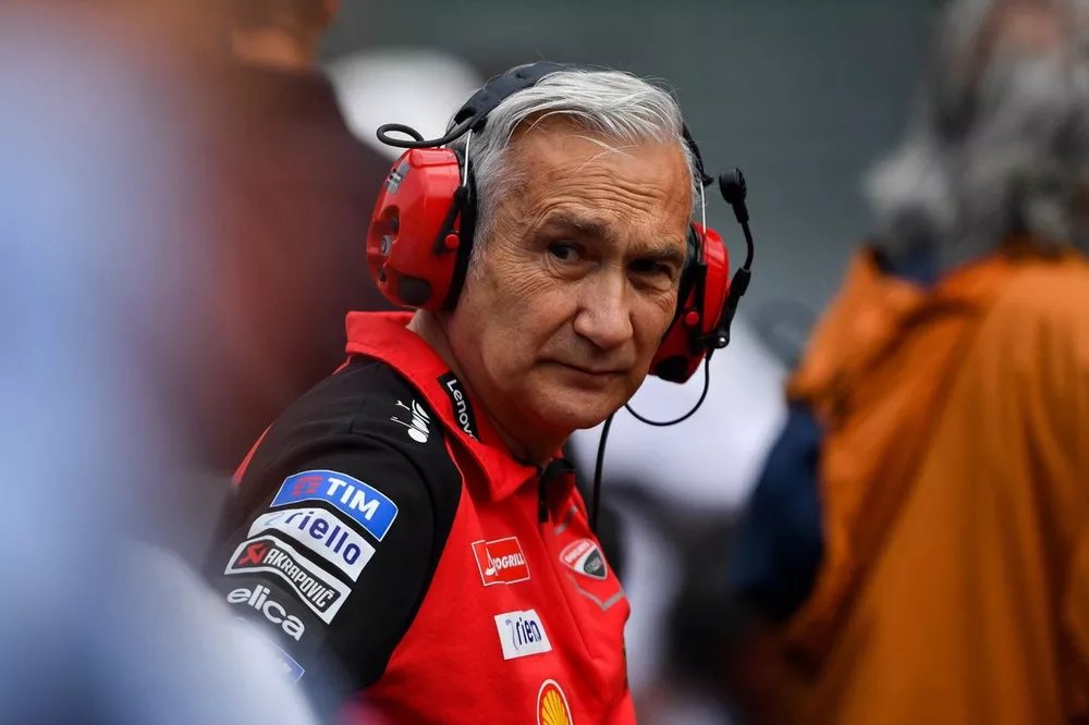 FranckyHawk29's tweet photo. 🚨 PRESS | Davide Tardozzi 

"Quanto a Marc, semplicemente è la persona più carismatica del paddock, per cui molti piloti che fuori esprimono opinioni, persino molto più dure di quelle di Marc, poi, quando arrivano ad una riunione davanti all'organizzazione, tacciono"

💭 Parole durissime quelle di Tardozzi, dovrebbero fare riflettere molto.
#MotoGP