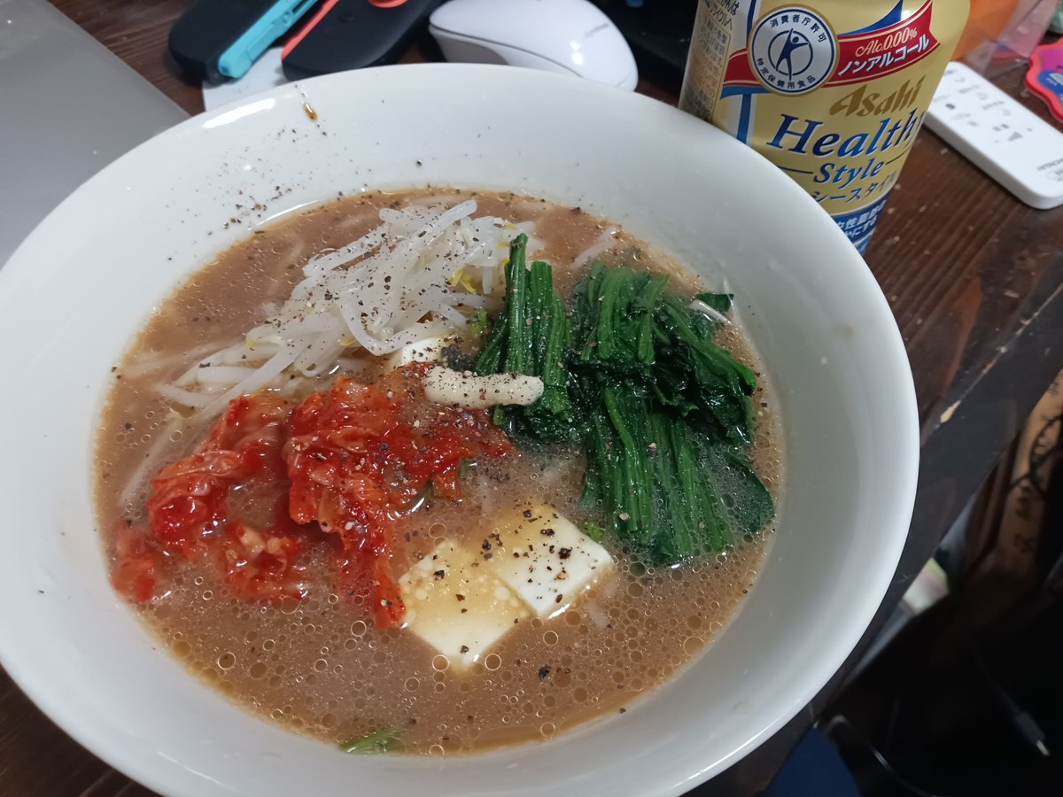 GraspAtStrw's tweet photo. 今日も家系スープ。ノンアルといただく。誰も求めてないであろう作り方は以下！
　1.家系スープ温める
　2.お湯180入れる
　3.豆腐とか野菜キムチ入れる
　4.ニンニクとコショウ少々
　5.レンジで1分ぐらいチン！
食べた後、シメのライスの誘惑に負けないのがポイントです！
#ダイエット　#家系 https://t.co/cvn6sQwOye