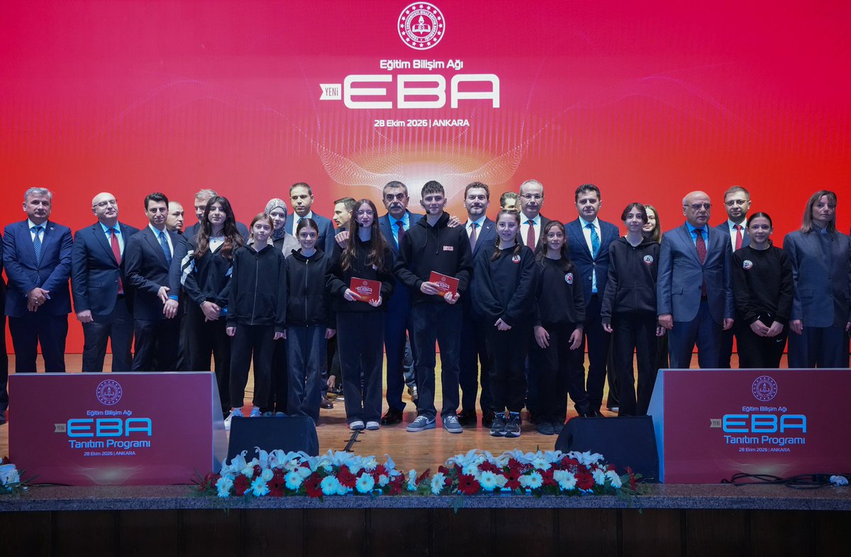 Yusuf__Tekin's tweet photo. 📍Ankara

Yeni EBA Tanıtım Programı’nı gerçekleştirerek yenilenen platformumuzu evlatlarımızla buluşturduk.

Okul öncesinden lise mezuniyetine dek evlatlarımızın tüm gelişim sürecini Yeni EBA ile destekliyor, fırsat eşitliğini daha da güçlendiriyoruz.

Türkiye Yüzyılı Maarif Modeli’mizle tam uyumlu çalışan platformumuz, yapay zekâ desteğiyle öğretmenlerimizin yükünü azaltırken evlatlarımıza daha fazla zaman ayırmalarına imkân sağlıyor.

Yeni EBA, velilerimize evlatlarının gelişimini güvenli ve şeffaf bir şekilde takip etme imkânı sunarken anlık verilerle sahadaki ihtiyaçları çok daha hızlı ve etkin bir şekilde yönetmemizi sağlıyor.

Zengin ve etkileşimli içeriklerimizle evlatlarımızın merakını ve öğrenme heyecanını besliyor; her birinin ilgi, yetenek ve ihtiyaçlarına uygun bir öğrenme yolculuğunu destekliyoruz.

Yeni EBA’nın eğitim camiamıza ve ülkemize hayırlı olmasını diliyor, emeği geçen herkese teşekkür ediyorum.