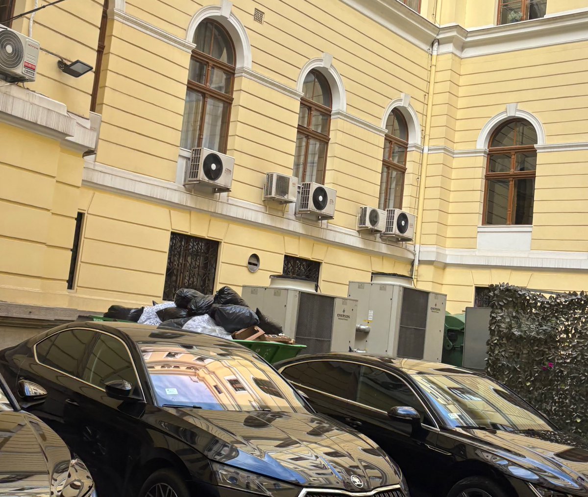 MiikiAleksic's tweet photo. Možda da neko iz nadležnih institucija obiđe NBS i Jorgovanku jer izgleda imaju veliko raspremanje !!!
Ovako od jutros izgleda kontejner👇👇 https://t.co/cnOLesRr8N