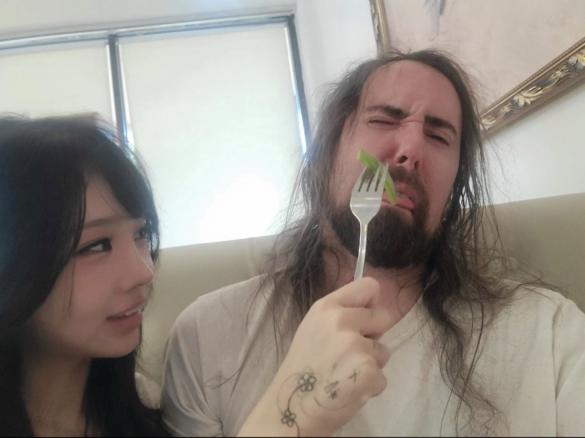 Awk20000's tweet photo. Kaise posts a picture of her force feeding Asmongold veggies https://t.co/f1J3RRUWVK