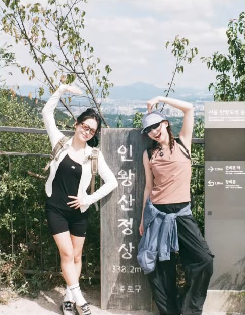 nayeonpopbase's tweet photo. NAYEON with Yeri 🩵 https://t.co/z9uKrqMPT6