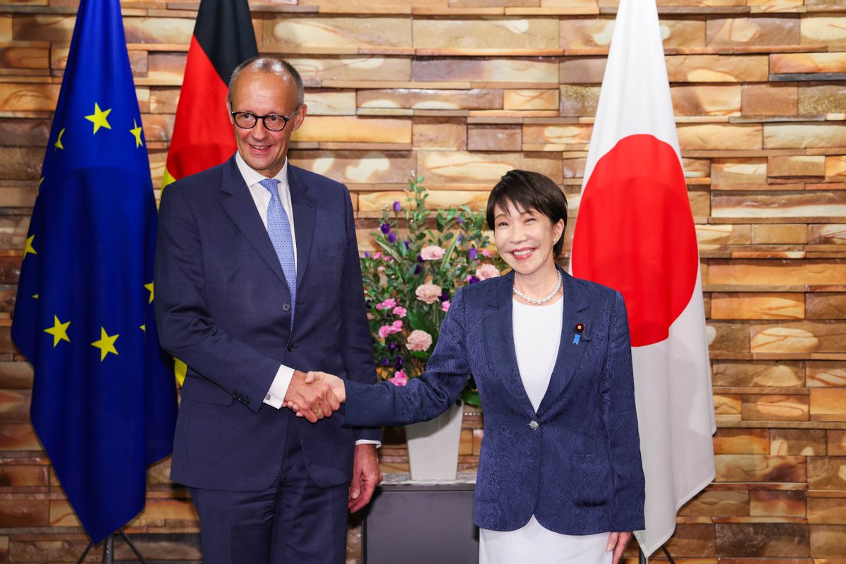 takaichi_sanae's tweet photo. 本日、訪日中のフリードリヒ・メルツ・ドイツ首相@bundeskanzlerと、首脳会談をはじめ一連の首脳行事を実施しました。

厳しさを増す国際情勢において、「国際社会の平和と安定」に共に貢献するとの確固たる意志を持つ、両国の連携はかつてなく重要になっています。

今回、価値や原則を共有する同志国である両国が「プレミアム・パートナー」として、その揺るぎない絆を世界に示すことができ、大変嬉しく存じます。

会談では、メルツ首相との間で、幅広い分野における戦略的連携を一層強化することで一致し、その決意の表れとして、『日独首脳共同声明』、『先端技術協力に関する日独首脳共同宣言』及び『経済安全保障協力に関する日独首脳共同宣言』を発出しました。

また、メルツ首相とは、進化した「自由で開かれたインド太平洋（FOIP）」及びドイツの「インド太平洋ガイドライン」に沿って、協力を強化することの重要性を共有しました。

本日、両国を代表する多くの企業関係者を迎え、官民合わせておよそ30の協力覚書が交換されたことも大変喜ばしく、こうした日本・ドイツ間の協力が、日本が推進する『成長戦略』とも連動し、両国の経済成長を更に後押しすることを期待しています。

メルツ首相とは経済安全保障での連携についても議論し、戦略的分野での産業支援策において、双方の利益が互恵的な形で考慮される重要性を確認したほか、「強靱で信頼できるサプライチェーン」の構築に向けて取り組むことでも一致しました。

このほか、インド太平洋情勢やウクライナ情勢といった、地域及び国際場裏における課題についても強固な連携を確認できました。

かけがえのない「プレミアム・パートナー」として、日本はドイツと共に成長し、国際社会が直面する諸課題の解決に貢献してまいります。