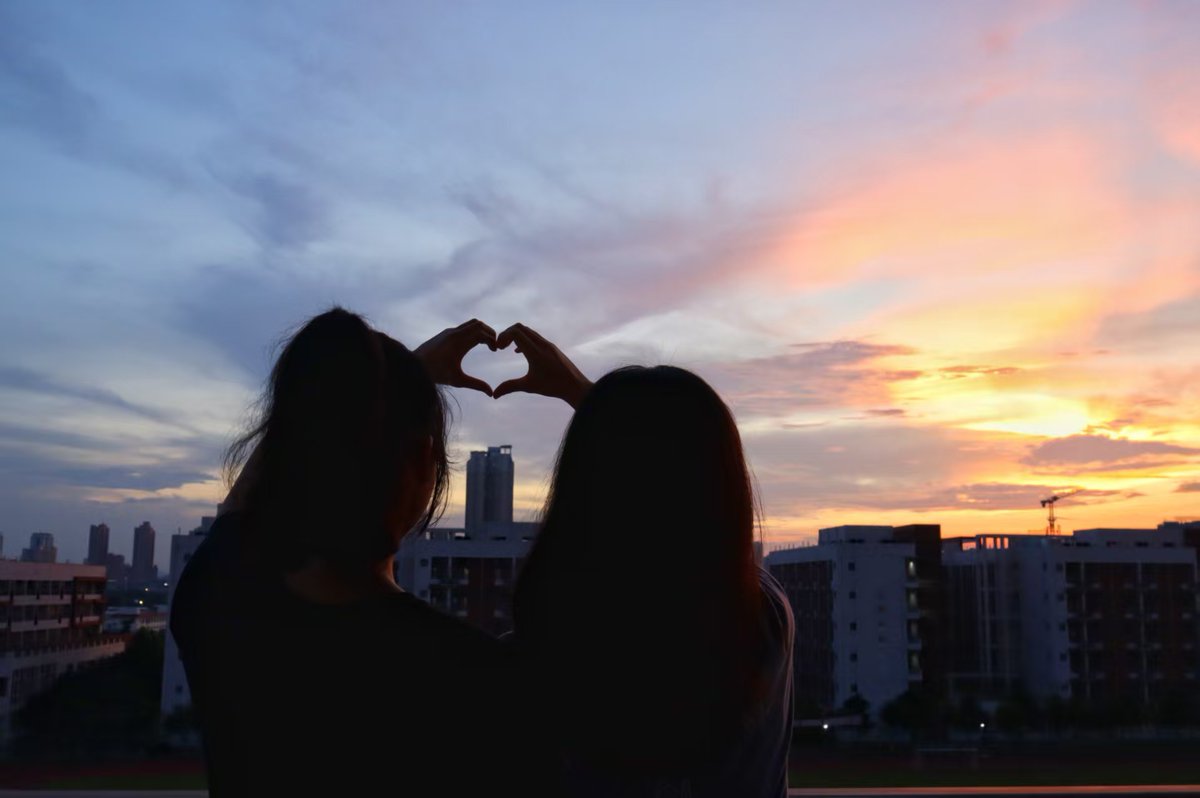 amazingnanning's tweet photo. Nanning's #sky looks like it's filtered ⛅
I looked up at dusk and was blown away by the #sunset !🌞
Layer upon layer of warm hues spread across the horizon.
No wonder it's the Green City — even the dusk comes with its own vibe.
I can't help stopping to snap tons of #photos every time I see a view like this.😍 #GreenNanning #photo