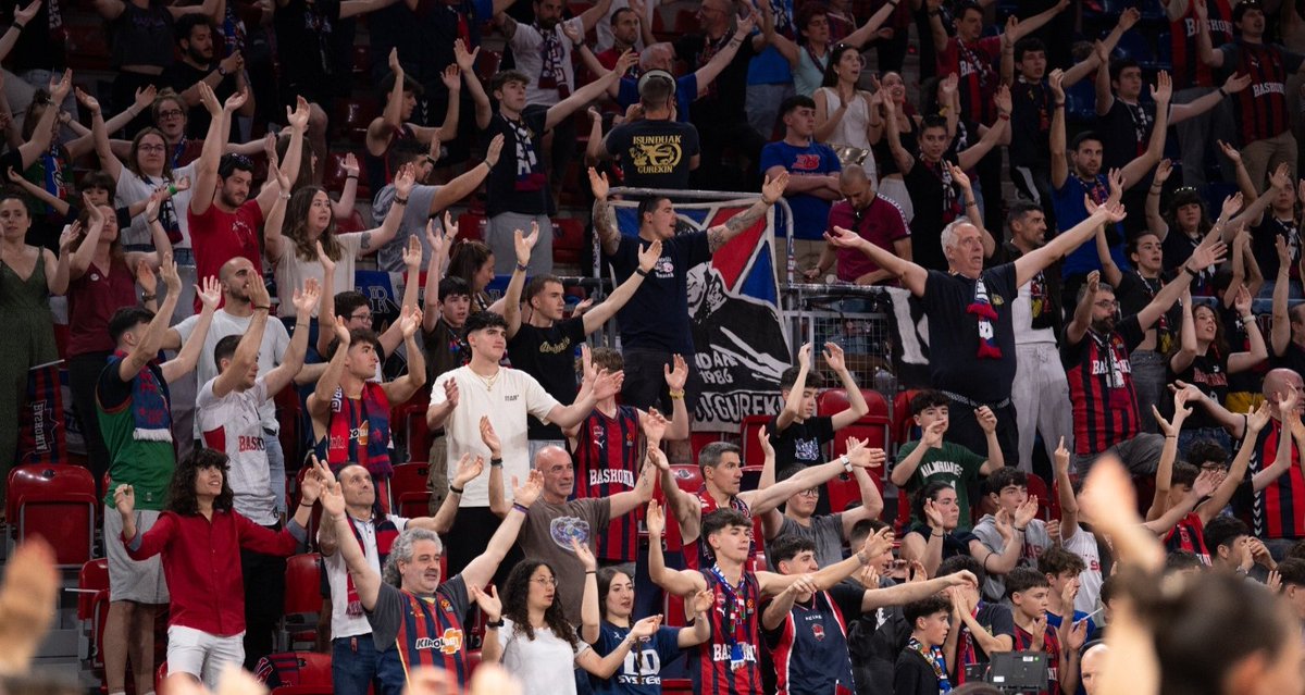 webEncestando's tweet photo. «Sin rumbo ni planificación deportiva, el (Buesa) Arena se vacía», se podía leer anoche en una pancarta de una peña del Baskonia.
Tremenda pitada y pañolada a Josean Querejeta como máximo responsable del club y sólo 8.000 aficionados en la grada, con 7.000 asientos vacíos https://t.co/IgDeHVvLpm