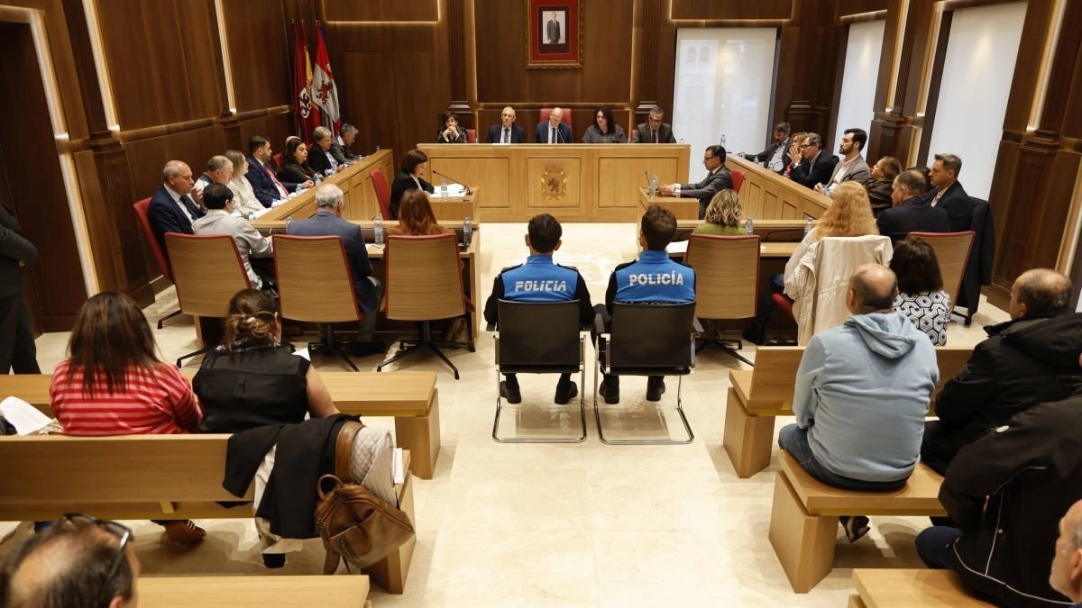 diariodeleon's tweet photo. 🔴 ÚLTIMA HORA

El Pleno concede la medalla de Oro de la ciudad de León a las Carmelitas

👉 https://t.co/YcGRr2UQLU https://t.co/XMGvy9EhIk