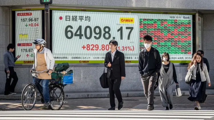 PakistanTVcom's tweet photo. Asian technology stocks surged on Wednesday as blockbuster earnings from chip giant SK hynix boosted optimism in the AI trade ahead of results from Wall Street titans Microsoft and Alphabet. https://t.co/QjTCnJPVIK