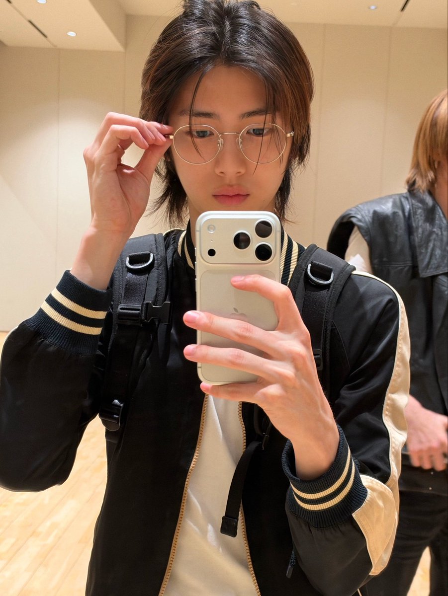 i43juhoon's tweet photo. i can’t be the only one who sees a soft masc chinita lesbian in these photos https://t.co/EPlnloOA46