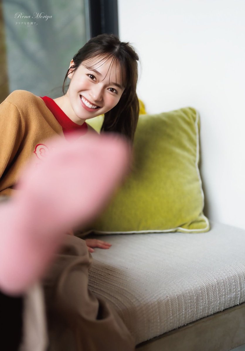 Asshi_4545's tweet photo. 1枚目のれなぁは裸足？靴下履いてる？どっちなのか気になり過ぎる🫠
裸足なら2枚目（生成加工）みたいにはっきり見せてくれ〜笑 https://t.co/HNpOAEo73p