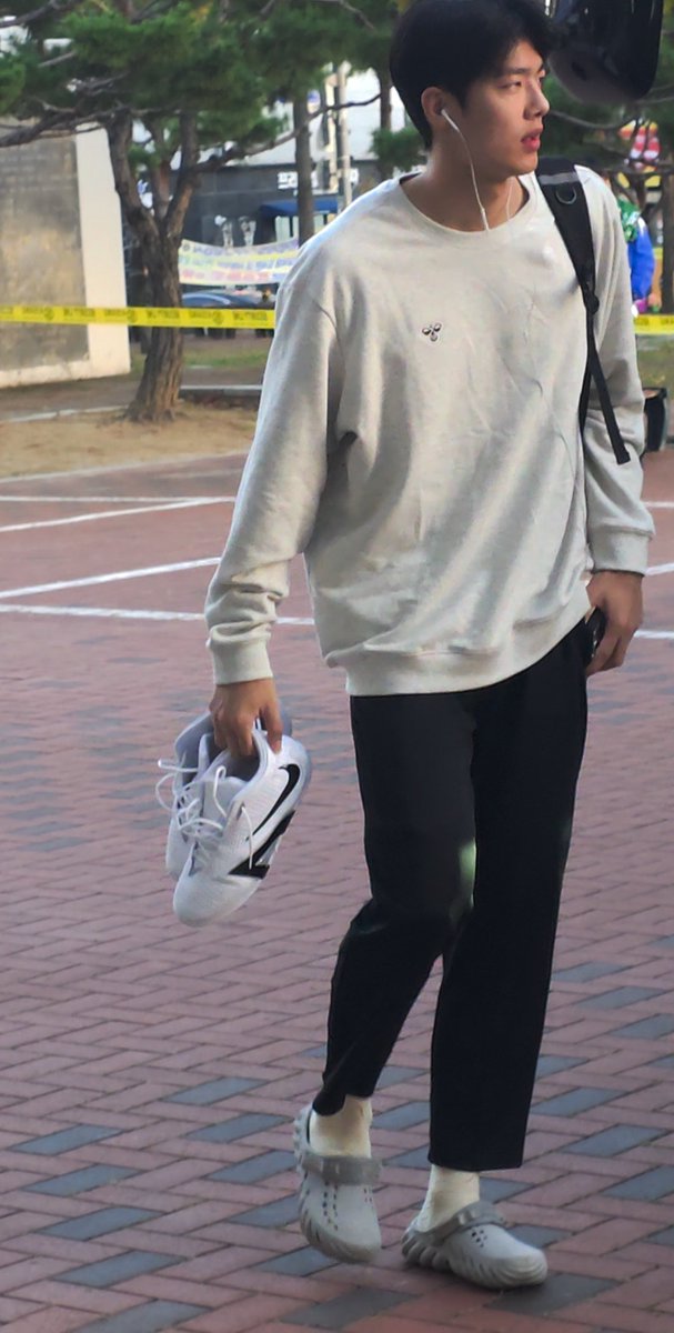 rae913_'s tweet photo. 농구보러왔다가우연히출근길봤는데
김보배선수왜이렇게잘생기셨나요잘웃어주고요 https://t.co/qTyWXLY2Ja