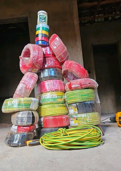 jitplumbers's tweet photo. 😂 The electrician has arrived with a mountain of cables and Arimis on standby! Wueh, hii ni wiring ama skincare routine? 🤣

FAN MEETING Kiambu County Scorecard #WamatangiAmeweza Magadi https://t.co/MvgJJ9EGIy