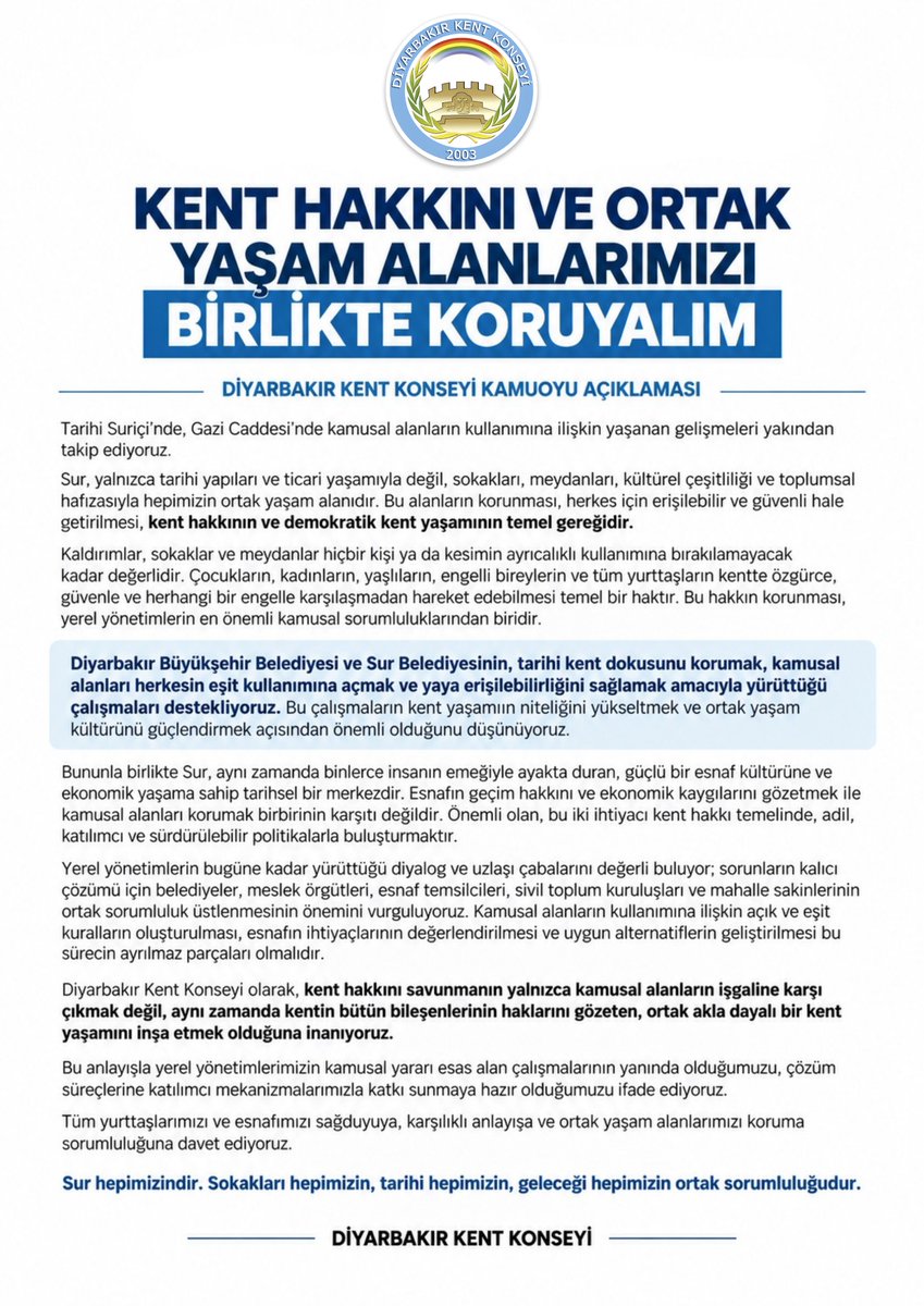 dybkentkonseyi's tweet photo. KENT HAKKINI VE ORTAK YAŞAM ALANLARIMIZI BİRLİKTE KORUYALIM

Tarihi Suriçi’nde, Gazi Caddesi’nde kamusal alanların kullanımına ilişkin yaşanan gelişmeleri yakından takip ediyoruz.

Sur, yalnızca tarihi yapıları ve ticari yaşamıyla değil, sokakları, meydanları, kültürel çeşitliliği ve toplumsal hafızasıyla hepimizin ortak yaşam alanıdır. Bu alanların korunması, herkes için erişilebilir ve güvenli hale getirilmesi, kent hakkının ve demokratik kent yaşamının temel gereğidir.

Kaldırımlar, sokaklar ve meydanlar hiçbir kişi ya da kesimin ayrıcalıklı kullanımına bırakılamayacak kadar değerlidir. Çocukların, kadınların, yaşlıların, engelli bireylerin ve tüm yurttaşların kentte özgürce, güvenle ve herhangi bir engelle karşılaşmadan hareket edebilmesi temel bir haktır. Bu hakkın korunması, yerel yönetimlerin en önemli kamusal sorumluluklarından biridir.

Diyarbakır Büyükşehir Belediyesi ve Sur Belediyesinin, tarihi kent dokusunu korumak, kamusal alanları herkesin eşit kullanımına açmak ve yaya erişilebilirliğini sağlamak amacıyla yürüttüğü çalışmaları destekliyoruz. Bu çalışmaların kent yaşamının niteliğini yükseltmek ve ortak yaşam kültürünü güçlendirmek açısından önemli olduğunu düşünüyoruz.

Bununla birlikte Sur, aynı zamanda binlerce insanın emeğiyle ayakta duran, güçlü bir esnaf kültürüne ve ekonomik yaşama sahip tarihsel bir merkezdir. Esnafın geçim hakkını ve ekonomik kaygılarını gözetmek ile kamusal alanları korumak birbirinin karşıtı değildir. Önemli olan, bu iki ihtiyacı kent hakkı temelinde, adil, katılımcı ve sürdürülebilir politikalarla buluşturmaktır.

Yerel yönetimlerin bugüne kadar yürüttüğü diyalog ve uzlaşı çabalarını değerli buluyor; sorunların kalıcı çözümü için belediyeler, meslek örgütleri, esnaf temsilcileri, sivil toplum kuruluşları ve mahalle sakinlerinin ortak sorumluluk üstlenmesinin önemini vurguluyoruz. Kamusal alanların kullanımına ilişkin açık ve eşit kuralların oluşturulması, esnafın ihtiyaçlarının değerlendirilmesi ve uygun alternatiflerin geliştirilmesi bu sürecin ayrılmaz parçaları olmalıdır.

Diyarbakır Kent Konseyi olarak, kent hakkını savunmanın yalnızca kamusal alanların işgaline karşı çıkmak değil, aynı zamanda kentin bütün bileşenlerinin haklarını gözeten, ortak akla dayalı bir kent yaşamını inşa etmek olduğuna inanıyoruz.

Bu anlayışla yerel yönetimlerimizin kamusal yararı esas alan çalışmalarının yanında olduğumuzu, çözüm süreçlerine katılımcı mekanizmalarımızla katkı sunmaya hazır olduğumuzu ifade ediyoruz.

Tüm yurttaşlarımızı ve esnafımızı sağduyuya, karşılıklı anlayışa ve ortak yaşam alanlarımızı koruma sorumluluğuna davet ediyoruz.

Sur hepimizindir. Sokakları hepimizin, tarihi hepimizin, geleceği hepimizin ortak sorumluluğudur.

DİYARBAKIR KENT KONSEYİ