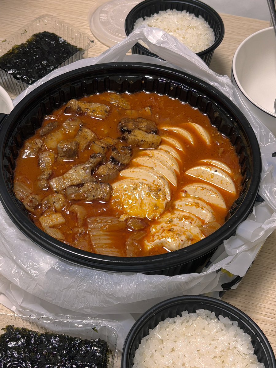 mukbo30's tweet photo. 김치찜 진짜 이쁜이 음식인 이유 
일단 절대 슬픈 배달음식 증후군이 안 오고, 완전 든든하고 
메뉴 선정 시 후보로 끼워넣으면 대부분 반응이 매우좋음 

이렇게 다양한 김치찜집을 섭렵해왔다 https://t.co/FODlH0Q9Bp