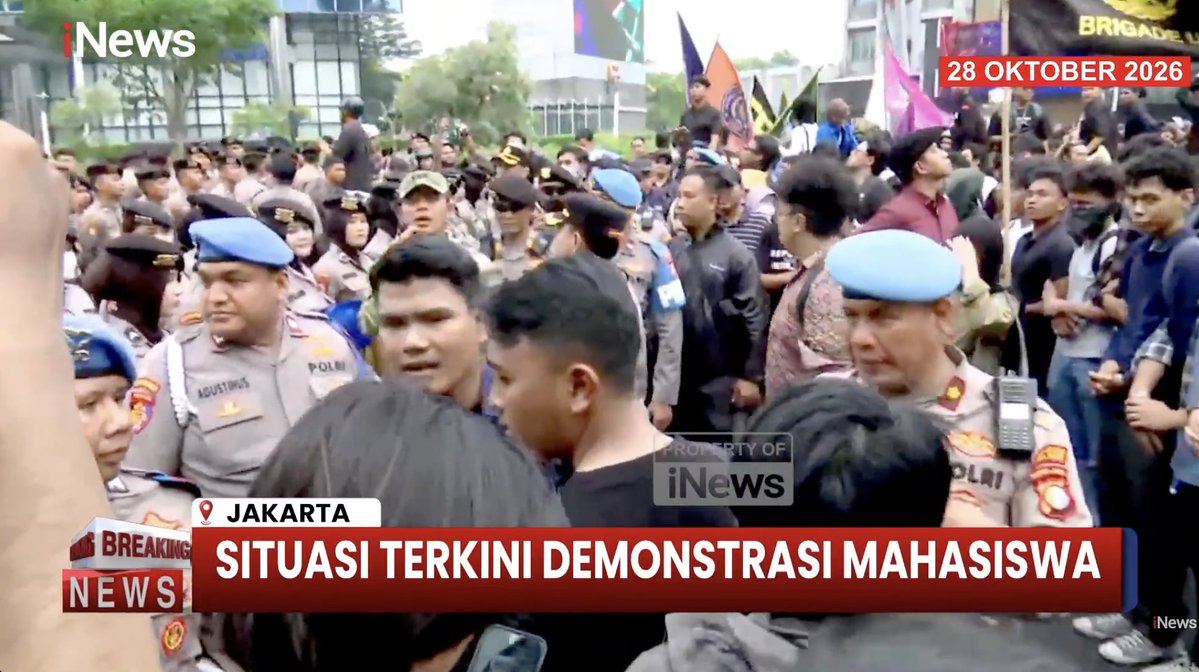LambeSahamjja's tweet photo. fatimah dan rombongan mahasiswa masih tertahan 
tapi ibu ibu udah mulai orasi di bundaran hi https://t.co/p0UyDHPtN3