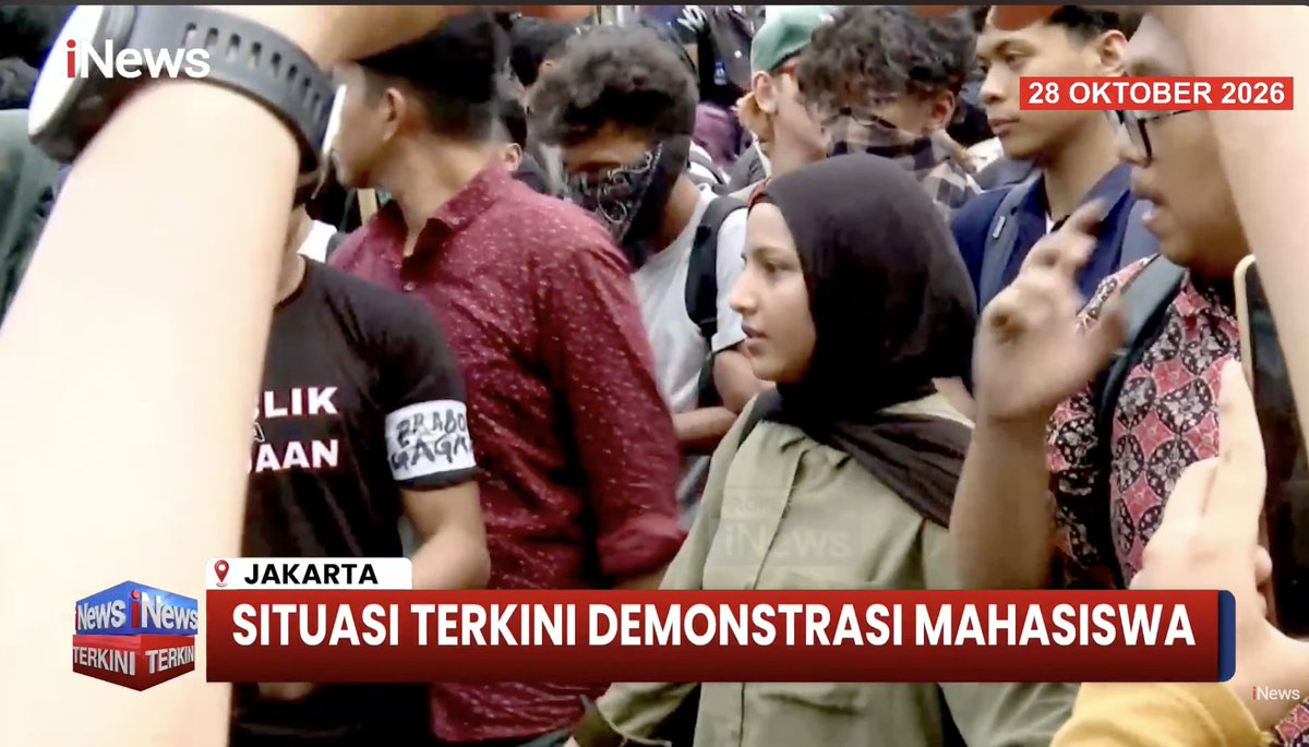 LambeSahamjja's tweet photo. fatimah dan rombongan mahasiswa masih tertahan 
tapi ibu ibu udah mulai orasi di bundaran hi https://t.co/p0UyDHPtN3