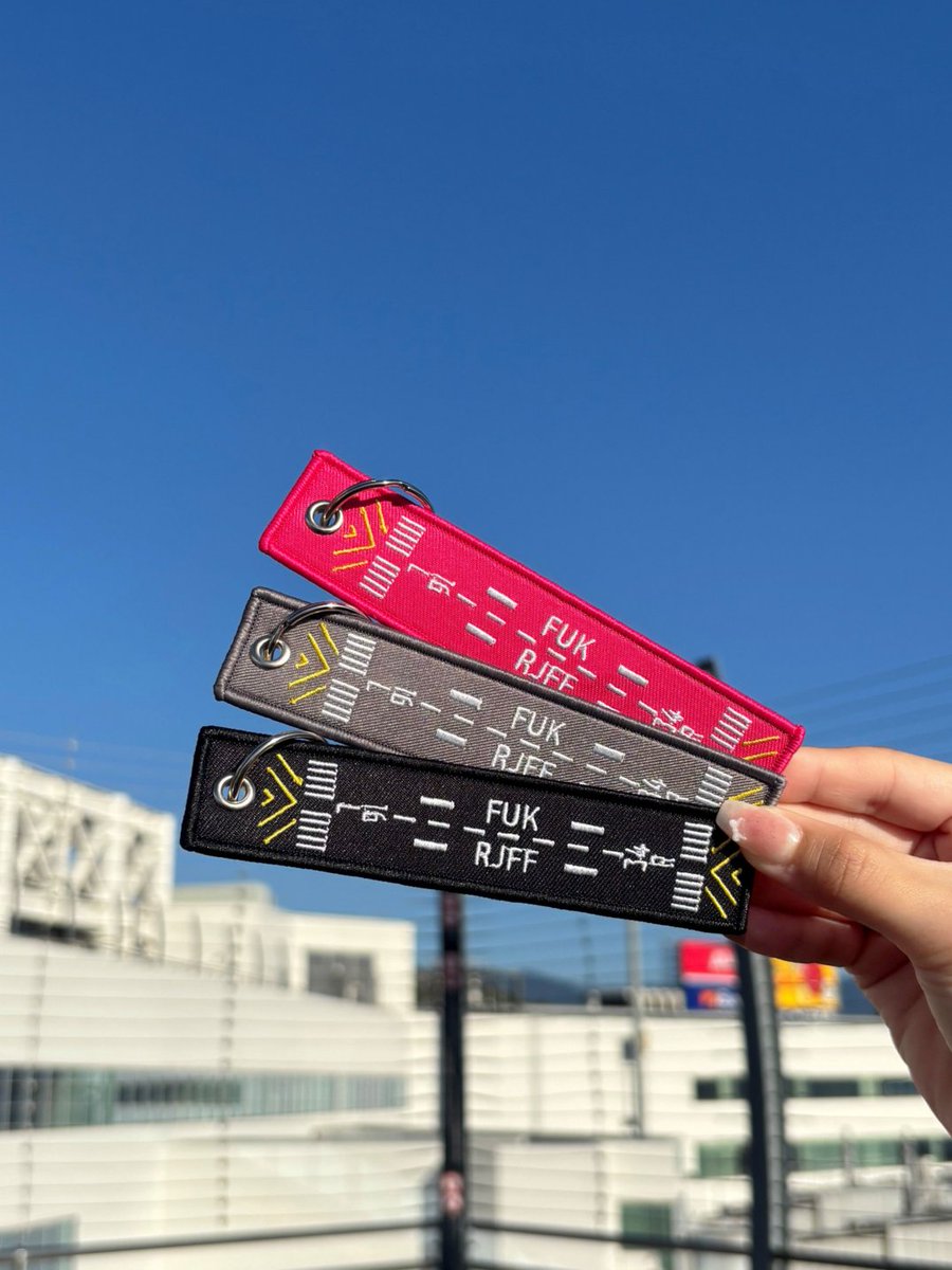 FukuokaAirport's tweet photo. ／
福岡空港オリジナルランウェイタグ🛫
新色登場のご紹介！
＼

「福岡空港オリジナルランウェイタグ」（税込880円）に新色が登場しました！
既存のグレーに加えて、ピンクとブラックが仲間入り🩶🩷🖤

国内線2階「SOLAE2階出発店・4番ゲート店」にて販売中！
ぜひ記念にお買い求めください🤗 https://t.co/tTsMChEqfW