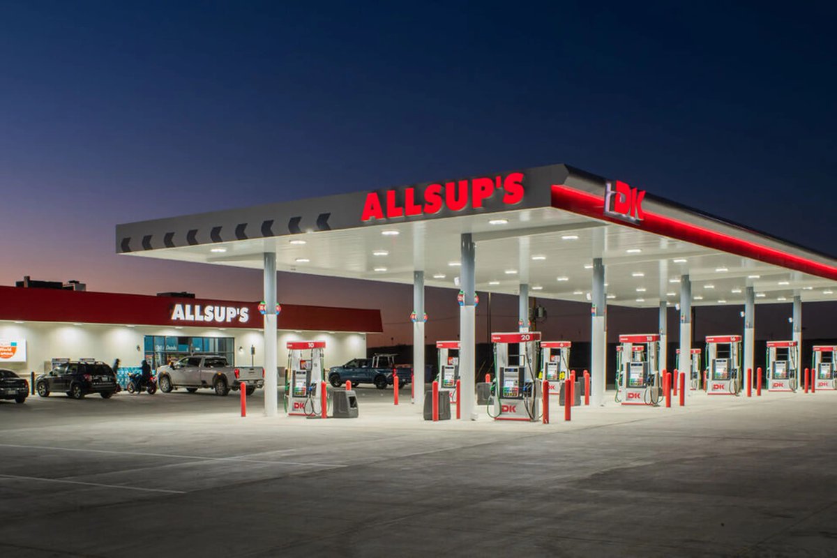 ScottRo83866595's tweet photo. My bro’s in Japan need to know that American gas stations have magnificent foods too… https://t.co/HuiBeE66QA
