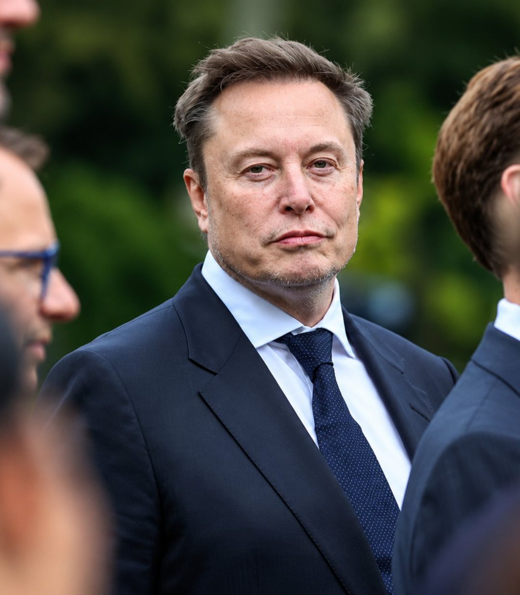 Coinvo's tweet photo. JUST IN: Elon Musk says Grok Bot “is like hiring an awesome employee.”

Grok Bot launched in beta on August 11, and each bot runs on its own cloud computer.

It can log into accounts and keep working even when a laptop is closed. https://t.co/gFEVKx7Awt
