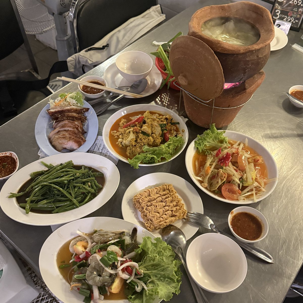 AwooLamb_'s tweet photo. 一个小库存： 之前在朱拉夜市吃的 不得不说空心菜是好吃的奥！中间那道也好吃 其他的我感觉普普通通吧 没有预期的那么高 但也还行 https://t.co/YI3WBEeu71