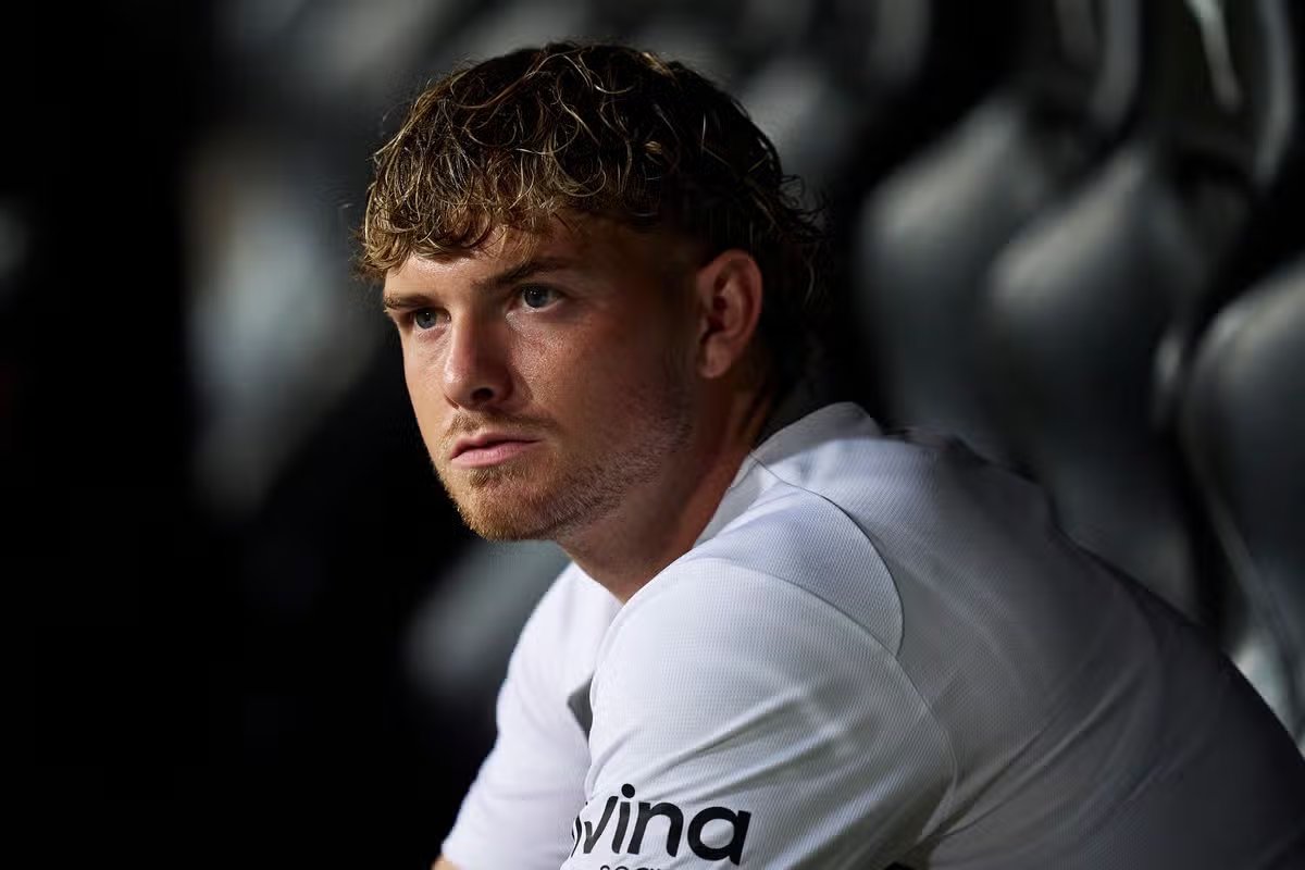 DailyFootyTakes's tweet photo. Liverpool loanee Harvey Elliott is having a absolute nightmare at Valencia

He came on as a sub, got sent off in the 89th min for DISSENT, and Valencia conceded a 96th-min winner to lose 2-1.

The twist? Valencia manager Javier Aguirre is fuming because Elliott doesn’t even speak Spanish!

Aguirre: "It's an absurd, ridiculous sending off. I don't know what he could have said to the referee, he barely speaks Spanish... It makes me angry."

6 appearances, 0 starts, 0 goals, and now a ban. Is this loan spell already chalked?