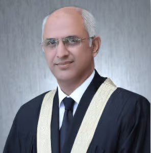 QayyumReports's tweet photo. استعفا اور وجوہات 

بسم اللہ الرحمٰن الرحیم

بخدمت
صدرِ مملکت، اسلامی جمہوریہ پاکستان
ایوانِ صدر، اسلام آباد

تاریخ: ۲۸ اکتوبر ۲۰۲۶ء

موضوع: لاہور ہائی کورٹ کے جج کے عہدے سے استعفیٰ

محترم جناب صدر!

میں، جسٹس محسن اختر کیانی، ذاتی وجوہات، جن میں حالیہ آپریشن کے بعد صحت سے متعلق مسائل بھی شامل ہیں، اور ذیل میں بیان کردہ ضمیری وجوہات کی بنا پر لاہور ہائی کورٹ کے جج کے عہدے سے اپنا استعفیٰ پیش کرتا ہوں۔

اسلام آباد ہائی کورٹ اور لاہور ہائی کورٹ میں خدمات انجام دینا میرے لیے باعثِ اعزاز رہا ہے۔ عدالتی خدمت کے یہ برس میری زندگی کے بامقصد ترین اور باعثِ اطمینان ادوار میں شامل ہیں۔ اپنے دورِ منصب میں، میں نے مختلف نوعیت کے ۲۳ ہزار سے زائد مقدمات نمٹائے۔ میری ہمیشہ یہ کوشش رہی کہ آئین کی بالادستی برقرار رکھوں، بنیادی حقوق کا تحفظ کروں اور کسی خوف یا جانب داری کے بغیر انصاف فراہم کروں۔

تاہم، میری سوچی سمجھی رائے میں، چھبیسویں اور ستائیسویں آئینی ترامیم کے ذریعے متعارف کرائی گئی تبدیلیوں نے ہائی کورٹس کی آزادی اور ادارہ جاتی سالمیت کو مجروح کیا ہے۔ میں نے عدالتی اداروں پر انتظامیہ کے بڑھتے ہوئے کنٹرول کا مشاہدہ کیا ہے، جو میری نظر میں ججوں کی تقرری اور تبادلوں تک پھیل چکا ہے۔ میرے اندازے کے مطابق، اس نوعیت کی مداخلت نے عدلیہ کی آزادی اور عدالتی عمل کی غیر جانب داری پر عوام کے اعتماد کو شدید نقصان پہنچایا ہے۔

خصوصی تشویش کا باعث عام سائل کی حالتِ زار ہے، جو نظامِ انصاف کا بنیادی فریق ہے، لیکن اس کی تکالیف مسلسل بڑھ رہی ہیں۔ انصاف کے طلب گاروں کی ضروریات کو اکثر نظرانداز کیا گیا ہے، جبکہ دیگر عناصر اُس نظام سے فائدہ اٹھانے لگے ہیں جو دراصل ان سائلین کی خدمت کے لیے قائم کیا گیا تھا۔

ان حالات میں میرا ضمیر مجھے جج کی حیثیت سے خدمات جاری رکھنے کی اجازت نہیں دیتا۔ یہ ایک تکلیف دہ فیصلہ ہے، لیکن یہ میرے اس پختہ یقین کی عکاسی کرتا ہے کہ عدالتی منصب کو آزادی، آئین سے وفاداری اور انسانی وقار کے تحفظ سے الگ نہیں کیا جا سکتا۔

لہٰذا، میں سمجھتا ہوں کہ اب وقت آ گیا ہے کہ میں عدالتی منصب سے سبک دوش ہو کر وکالت کی طرف لوٹ جاؤں، جس کے ذریعے میں عوام کی خدمت، ان کے حقوق کے تحفظ اور قانونی آگاہی کے فروغ کا سلسلہ جاری رکھنے کا ارادہ رکھتا ہوں۔

آخر میں، میں اپنے اساتذہ، ساتھی جج صاحبان اور اہلِ خانہ کا ان کی رہنمائی اور غیر متزلزل حمایت پر شکریہ ادا کرتا ہوں، خصوصاً اس غوروفکر کے دوران بھی جو اس فیصلے پر منتج ہوا۔

بااحترام،

جسٹس محسن اختر کیانی
جج، لاہور ہائی کورٹ

نقل: رجسٹرار، لاہور ہائی کورٹ