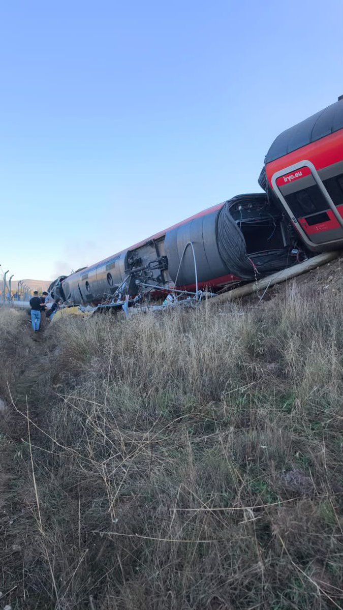 JavierSanz's tweet photo. Tengo un conocido dentro del tren que se acaba de estrellar. Hay muertos !!! Que horror https://t.co/YEDHM06z4h