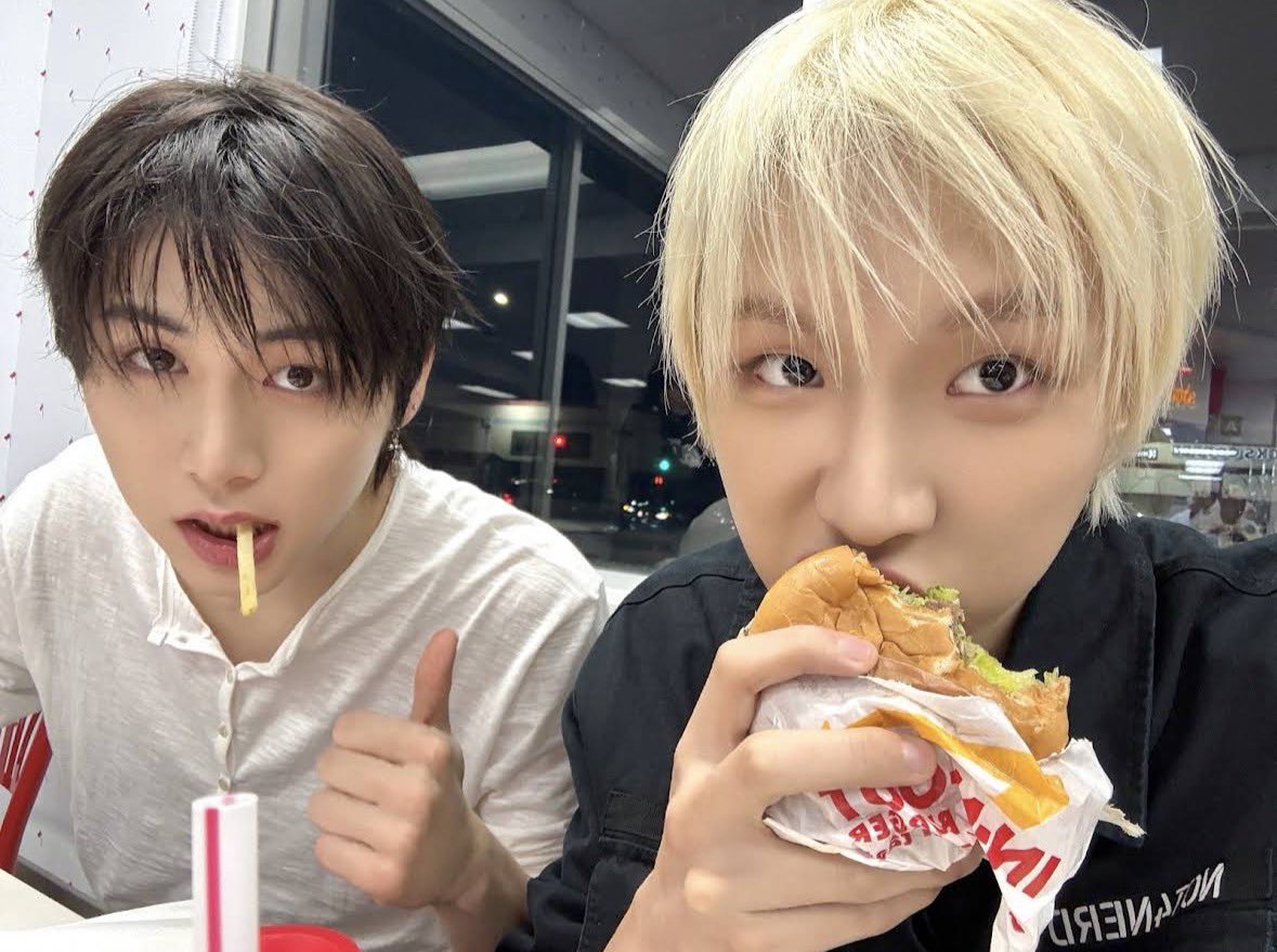 rock1ttysan's tweet photo. 아 산학회 인앤아웃 버거 먹고
구글맵에 사진이랑 리뷰 남겨놨어 💕💕 https://t.co/58u0m89tt4