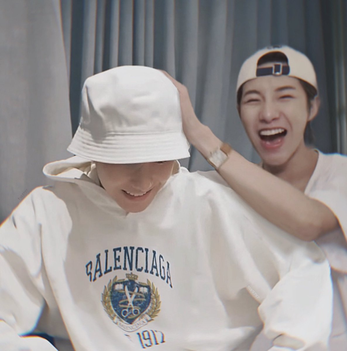 growithrj_'s tweet photo. akhir2 ini renjun banyak bgt kabar baik yaa😭💛 mulai dari collab TOM FORD BEAUTY dan livestream, kabar cover baru(甲乙丙丁), recording variety show leemujin service, sampe HRJstudio yang mulai sering drop foto dan video vlog🥹

semoga ke depannya makin banyak hal baik yang datang ke renjun yaa... seneng bgt rasanya lihat dia punya banyak aktivitas dan kesempatan kyk ini 🥺💛