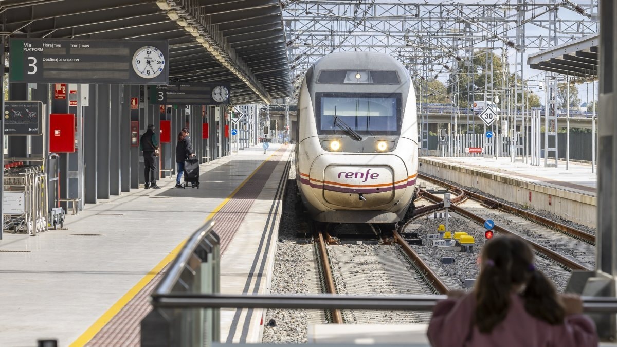 diariodeleon's tweet photo. 🔴 URGENTE

Chocan dos trenes de la línea Madrid-Andalucía y caen por un terraplén dos vagones con pasajeros

👉 https://t.co/JzoIPuo0pV https://t.co/Fx1NxraYvC