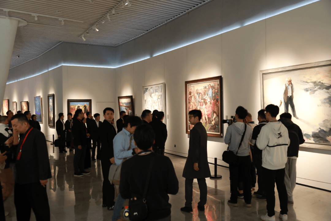 fl8hiAbIy3HPrN7's tweet photo. [今日は毕冈栋の展示を見に行ってきた！独創的な世界観に釘付けで、とても刺激的な時間だった]， https://t.co/NlFBAbzUOj