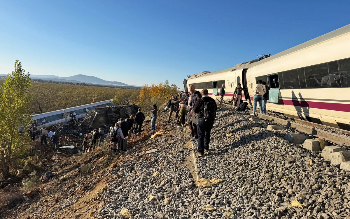 CriticoEnf's tweet photo. El ministro Óscar Puente estaba haciendo chistes sobre Renfe hace unos días en la Sexta. https://t.co/Qqwyie1dzQ