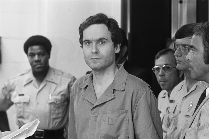 CNNFrancePR's tweet photo. Des résultats d’analyses ADN révèlent que le tueur en série Ted Bundy est impliqué dans le meurtre d'une autre adolescente de l'Utah, commis en 1974 https://t.co/iLu2sF1DoB https://t.co/ZHjOuYA9XW