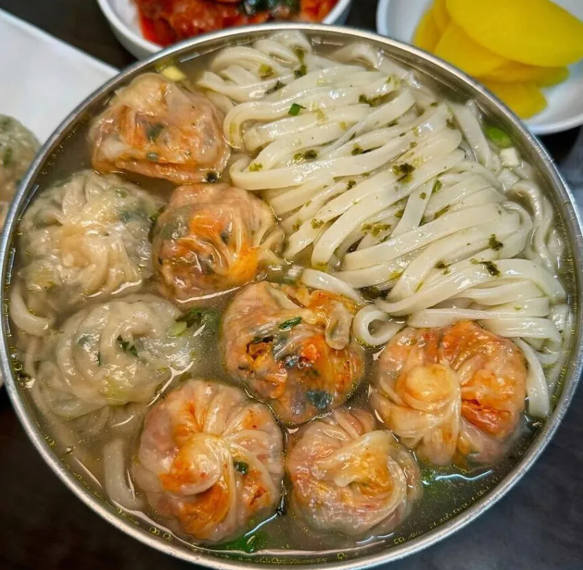 shion_zhion's tweet photo. 40년 이상 운영해왔다는 칼국수, 만두집 https://t.co/XZW0dCpKiS