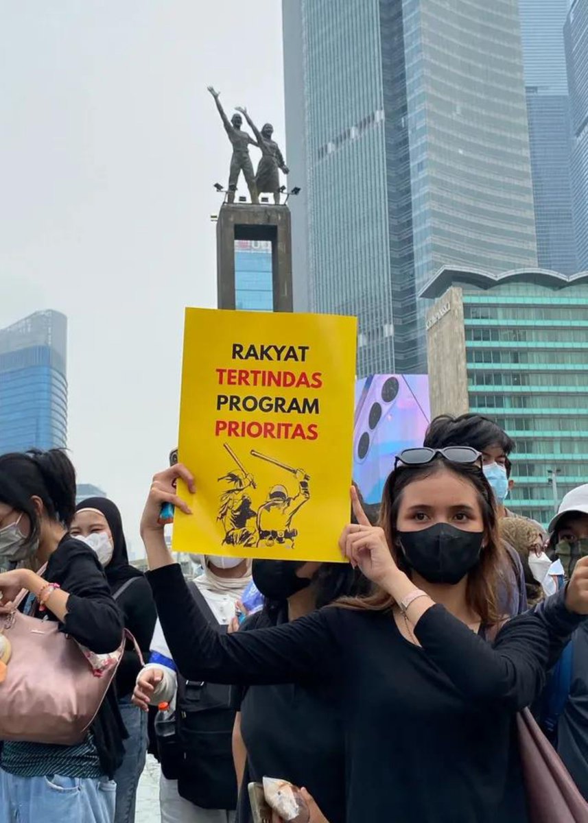 suncomeinrain's tweet photo. FOTO  CAKEP PENUTUP OKTOBER:
"RAKYAT TERTINDAS PROGRAM PRIORITAS"

Stay safe semuanya yang sedang turun aksi/demo di Bundaran HI https://t.co/tv15eXEfOO